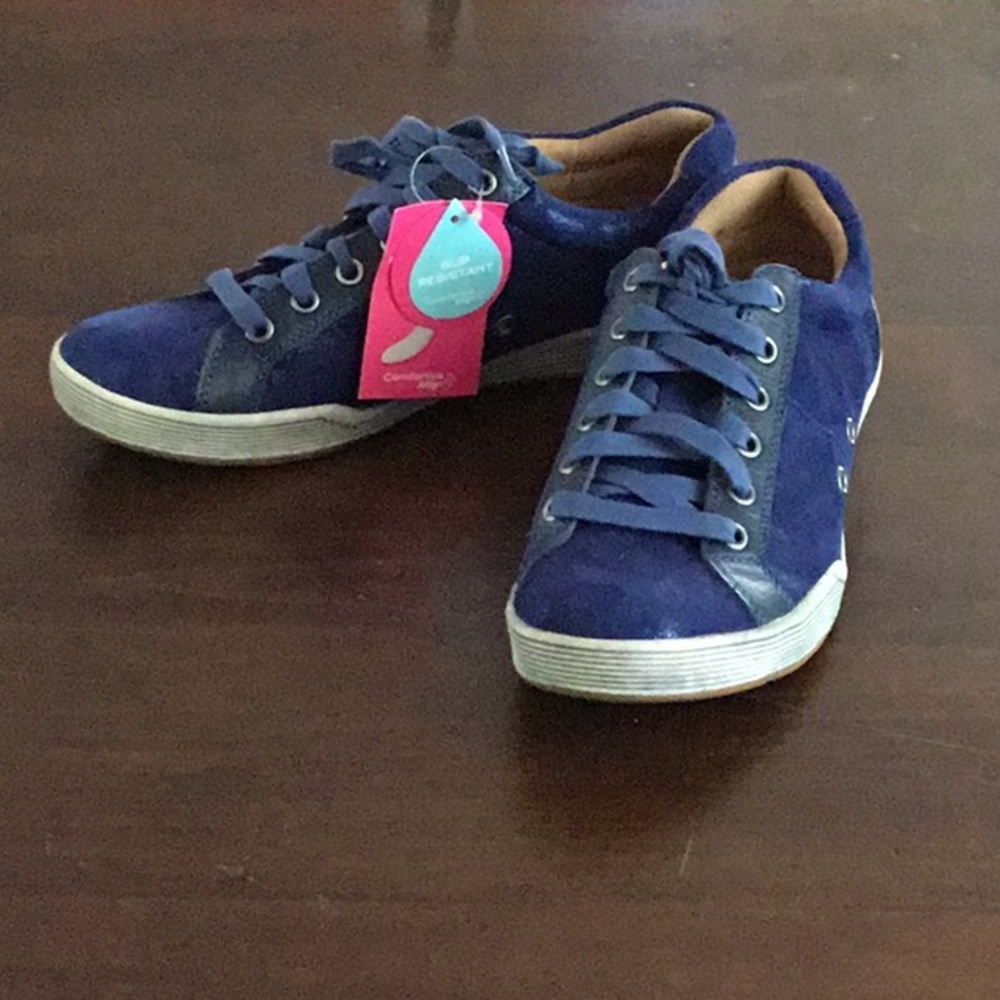 Blue leather and suede sneaker size 8m